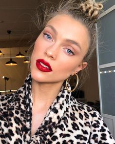 Red Lipstick Makeup Blonde, Hair Blond, Clown Makeup, Natural Eyes, Natural Eye Makeup, Highlighter Makeup