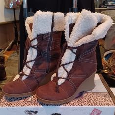 Nwot/Box Bongo Boots "Winter Blast" 7 1/2 M 4472628 Chocolate Sherpa Lined Wedge Fabric Upper Fabric Lining Man Made Sole Wanted These To Work So Bad But My Size 8 Are Just Not Working So I Would Say These Are True To Size At 7 1/2 M. There Are Some "Marks" On Sides Of Wedge (See Photos For Details) Smoke Free Pet Free Winter Synthetic Wedge Boots With Round Toe, Casual Wedge Heel Boots For Winter, Casual Wedge Boots For Winter, Brown Wedge Heel Boots For Winter, Winter Synthetic Wedge Heel Boots, Synthetic Winter Wedge Heel Boots, Synthetic Wedge Heel Boots For Winter, Casual Winter Synthetic Wedge Boots, Boots Winter