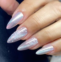 Holographic Winter Nails, Snowflake Stiletto Nails, Holographic Snowflake Nails, Short Glitter Nail Ideas, 2024 Nails Winter, Snowflake Short Nails, Frosty Winter Nails, Frosty Nail Designs, Grey Snowflake Nails