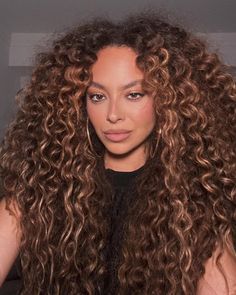 Curly Hair Masks, Curly Hair Styling Ideas, How To Define Curls, Diy Curly Hair, Wash And Go Routine, Curly Hair Care Tips, Refresh Curls, Easy Curly Hairstyles, Hair Styling Ideas