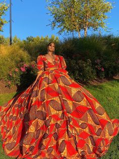 This design is made to order Mesmerize everyone with this vibrant African print ball gown. It is an eye-catching gown that makes this a standout piece for any event. Ankara Wedding Dress, Long Dress Wedding, Gown Ankara, Cream Wedding Dresses, African Traditional Wedding Dress, African Wedding Attire, High Low Gown, Pregnant Lady, African Prom Dresses