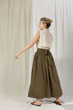 "FOR THIS ITEM, WE NEED YOUR \" WAIST AND HEIGHT \" MEASUREMENTS SO WE CAN TAILOR THE SKIRT TO FIT YOU BEST. HANDMADE ITEAM - perfect French seam - The model is 1m69 tall and wearing size S and Moss Color ■ fit - CAFT LENGTH SKIRT FOR WOMEN - Has belt and two pockets inside ■ Sizing details and color - Please choose sizes carefully as we provided a very detailed sizing guide. - If you're not sure with sizing you can send us your information you want to get help before placing an order. - For complex custom request, we will charge an extra 50% of the item cost. - Please note that actual colors may slightly vary due to your computer resolution and monitor color settings. ■ Care instructions -With washing machine: In washing bag, please choose Cotton/ Linen washing option. Best to hand-wash w Relaxed Long Cargo Skirt For Work, Relaxed Fit Long Cargo Skirt For Work, Daywear Flared Skirt With Pockets, Daywear Flowy Lined Skirt, Flowy Lined Skirt For Daywear, Relaxed Fit Lined Maxi Skirt For Daywear, Daywear Tiered Pleated Skirt With Lining, Khaki Relaxed Fit Lined Skirt, Relaxed Fit Lined Wrap Skirt For Daywear