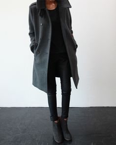 Minimal + Chic | @CO DE + / F_ORM Minimalisticky Chic, Minimalist Moda, Gray Coat, Fashionably Late, Coat Outfit, Bohol, Grey Coat, Looks Black, Mode Inspo