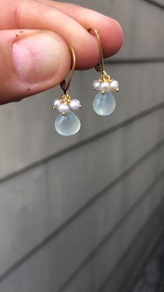 Pearl Earrings Handmade, Chalcedony Earrings, Wire Jewelry Designs, Aqua Chalcedony, Earrings Inspiration, Handmade Wire Jewelry, Handcrafted Earrings