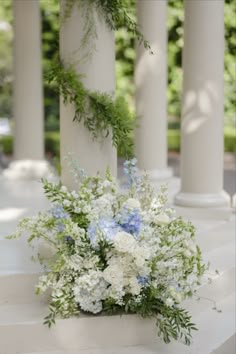 duiaandjean.com English Wedding Bouquet, White Alter Flowers, Spring Wedding Flower Centerpieces, All White Wedding Flowers Receptions, French Blue Flowers, Blue And White Tall Centerpiece, Blue And White Garden Party Wedding, White Blue Floral Arrangement, Baby Blue Flower Arrangements