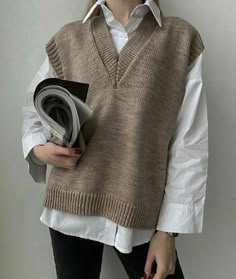 Knit Vest Outfit, Monochromatic Fashion, Woman Vest, Professional Outfits Women, Korean Casual Outfits, Minimal Outfit, Vest Outfits, Cardigan Fashion, Professional Outfits