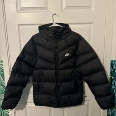 Brand New Puffer Jacket Northface Puffer Coat, Puffer Jacket Street Style, Nike Coats, Black Puffer Jacket Outfit, Nike Puffer Jacket, Nike Clothes Mens, Nike Collection, Nike Puffer, Short Jackets