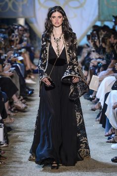 Défilé Elie Saab Automne-hiver 2017-2018 Haute couture -... Elie Saab Haute Couture, Elie Saab Fall, Elie Saab Couture, Paris Mode, Looks Street Style, 가을 패션, Elie Saab