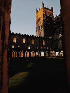 Durham cathedral at night, Harry Potter courtyard Durham Cathedral, Bath England, Academia Aesthetic, Dark Academia Aesthetic, Beautiful Backgrounds