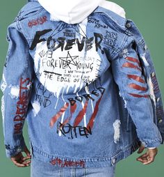 Chamarras de mezclilla Diy Denim Jacket, Painted Denim Jacket, Painted Jacket, Diy Jacket, Estilo Hippie, Printed Jacket, Denim Ideas, Custom Denim, Painted Jeans