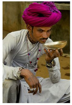 A bejeweled Rabari man sips tea from a saucer ♥✫✫❤️ *•. ❁.•*❥●♆● ❁ ڿڰۣ❁ La-la-la Bonne vie ♡❃∘✤ ॐ♥⭐▾๑ ♡༺✿༻ ♡·✳︎·❀‿ ❀♥❃ ~*~ TUE May 31, 2016 ✨вℓυє мσση ✤ॐ ✧⚜✧ ❦♥⭐♢∘❃♦♡❊ ~*~ Have a Nice Day ❊ღ༺✿༻♡♥♫~*~ ♪ ♥❁●♆●✫✫ ஜℓvஜ Sips Tea, Nomad Travel, Amazing India, India Culture, India People, Indian Man, We Are The World, South Asia