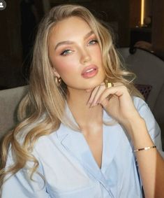 Romee Strijd Makeup, Wedding Soft Glam Makeup, Romee Strijd Hair, Contrast Makeup, Wedding Makeup Blonde, Bridal Makeup For Blondes, Wedding Makeup For Blue Eyes, Gold Makeup Looks, Blonde Hair Makeup