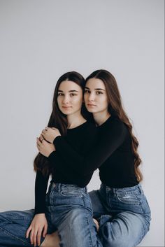 Twins Studio Photoshoot, Sister Studio Photoshoot, Sibling Studio Photoshoot, Photoshoot With Sister, Best Friend Photoshoot Studio, Two Sisters Photography, Sister Photoshoot Ideas, Sister Portraits, Sister Photoshoot