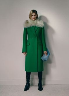 Green Color Trends, Victoria Beckham Vogue, Fall Winter Fashion Trends, Winter Fashion Trends, Wonderland Dress, Fall Winter Fashion, Fashion Trends Winter, Minimal Outfit, Coat Outfits