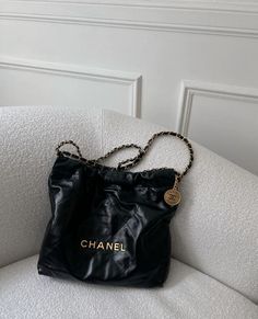 Chanel 22, Vintage Chanel Bag, College Bags, Chanel Accessories, Bags Aesthetic, Chanel Paris