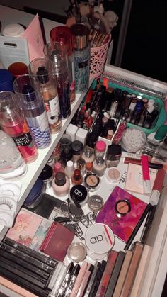 Organizing take an hours even a days for me Make Up Products Aesthetic Pic, Makeup Fake Story, Makeup Snap, Makeup Snapchat, Snapchat Makeup, Organizing Makeup, Makeup Beauty Room, Makeup Collection Goals, Y2k Makeup