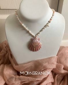 Beach Wedding Necklace, Seashell Mermaid, Diy Pearl Necklace, Beautiful White Dress, Pearl Beach, Shell Crafts Diy, Fairy Necklace, Day Outfits, Seashell Jewelry