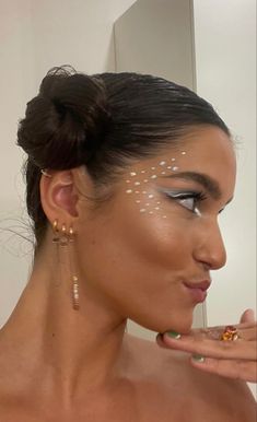 Carnaval Make-up, Gem Makeup, Coachella Makeup, Make Carnaval, Festival Makeup Glitter, Concert Makeup, Festival Make Up, Rhinestone Makeup, Fest Temaer