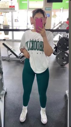 Workout Outfits For Women Mid Size, Gym Outfits For Women Loose Fit, Trendy Gym Outfits For Women, Plus Size Work Out Outfits, Curvy Gym Outfit, T Shirt Gym Outfit, Mid Size Gym Outfit, Gym Outfits For Women Plus Size, Gym Outfits Black Women