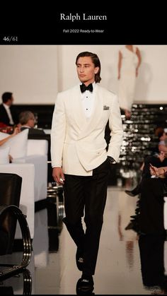 Ralph Lauren Fall 2022 Ready-to-Wear Fashion Show Collection.  https://www.vogue.com/fashion-shows/fall-2022-ready-to-wear/ralph-lauren/slideshow/collection#51 Cream Suit, Stylish Mens Suits, Ralph Lauren Suits, Ralph Lauren Fall, Dress Suits For Men