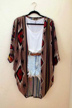 Cute denim shorts with quarter sleeves over cardigan and white shirt Comfy Cardigan, Mode Hippie, Estilo Hippie, Mode Boho, Drape Cardigan, White Cardigan