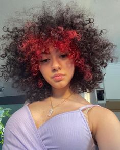 Curly Hair Trends, Dyed Curly Hair, Red Curly Hair, Hair Color Streaks, Colored Curly Hair, Dyed Natural Hair, Pelo Afro, Pretty Hair Color, Coily Hair