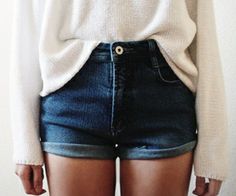 Denim shorts with a over sized sweater Sweater And Jeans, Look Cool, Teen Fashion, Look Fashion, Jeans Shorts, High Waisted Shorts, Passion For Fashion, Spring Summer Fashion