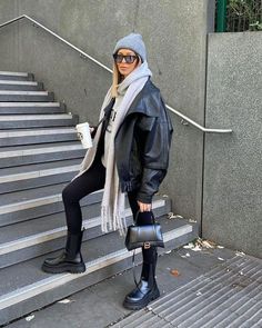 Top 25 Instagram influencer outfits round-up Cinema Outfit Ideas, Winter Jacket Outfits, Chelsea Boots Outfit, Leggings Outfit Winter, Modele Fitness, Winter Boots Outfits, Black Boots Outfit, Look Legging, Mode Shoes