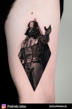 Wir dürfen die Tattoos nicht vergessen, die keinem anderen als Darth Vader gewidmet sind. Mit einem Darth Vader-Tattoo kannst du deine “dunkle Seite” feiern und dich auf die Gefühle von Wut, Depression, Macht und Gier konzentrieren. Darth Vader Tattoo Ideas, Darth Vader Tattoo Design, Vader Tattoo, Darth Vader Tattoo, Istanbul Tattoo, Helmet Tattoo, All Black Tattoos, Darth Vader Helmet, Anakin Vader