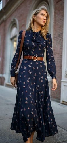 Sukienki Maksi, Walking Down The Street, Woman Walking, Mode Casual, Work Style, Ladies Dress, Inspired Outfits, 가을 패션, Komplette Outfits