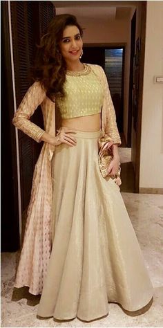 45 Latest Mehndi outfit ideas for Brides || What to Wear for Mehendi Ceremony | Bling Sparkle Crop Top Indian, Karishma Tanna, Skirt And Crop Top, Indian Skirt, Indian Gowns, Stylish Party Dresses, Dress Indian Style