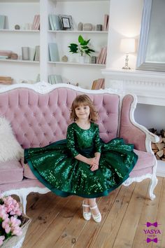 The gorgeous dress is perfect for carnival, Christmas and New Years, prom, photo shoots and all formal occasions. It is perfect for a first birthday and any age. Your baby in this beautiful dress will be happy with delight, and will also receive a lot of admiration and compliments. A delightful sparkling dress for babies in rich green made of soft sequins on a stretch basis, the lower layers of a tutu skirt made of tulle, fluffy, retains its shape, slightly below the knee or to the knee, behind a fluffy bow made of green sequins, adjustable at the waist with strings. Christmas Toddler Dress, Flower Girl Dresses Blue, Toddler Christmas Dress, Christmas Toddler, Christmas Dress Baby, Outfit Baby Girl, First Birthday Dresses, Dress Baby Girl