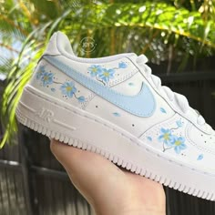 Blue & Pink Flowers Custom Air Force 1 Sneakers. -Our current processing time is 3-4 weeks. We try hard to deliver as fast as we can. The best things are worth the wait. -Size Guide- C (Child) Y (Youth) W (Women) M (Men.) -Exactly as shown in the picture. -Lace Locks included. -Fully Hand Painted. -Applied Special Acrylic Paint for Shoes and Finisher for more Durability. -Waterproof and flexible. -Made in the US. -100 % Authentic Air Force 1 Sneakers. -Perforated toe cap for breathability. -Chun Preppy Air Force Ones, Cute Shoes For Girls 10-12, Custom Nike Shoes Air Force, Wallpaper Nike, Air Force 1 Sneakers, Custom Shoes Diy, Preppy Shoes, All Nike Shoes, Custom Air Force 1