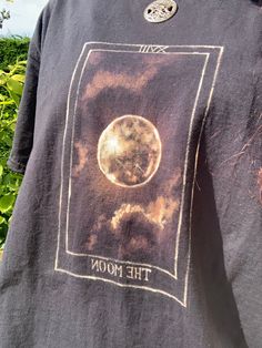 Moon Bleach Shirt, Painted Tarot Cards, Bleached Shirt Art, Cool Bleach Designs, Bleach Art Clothes Ideas, Drawing On A T-shirt, Bleached Shirts Ideas, Painting On Clothes T Shirts, Bleach Painted Clothes