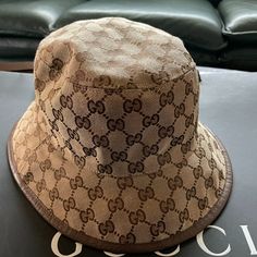 Gucci Men Accessories 700851 / 4haout/ 9779 003 Designer Brown Hat With Short Brim, Gucci Hat With Adjustable Size And Short Brim, Designer Gucci Hats With Short Brim, Classic Gucci Hat With Flat Brim, Casual Gucci Hat With Curved Brim, Classic Gucci Short Brim Hat, Designer Gucci Hat With Short Brim, Gucci Adjustable Short Brim Hat, Gucci Adjustable Flat Brim Hat