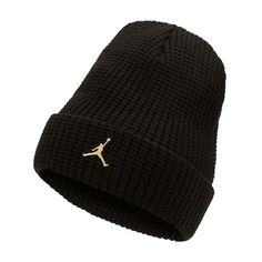 Die Jordan Utility-Beanie sorgt bei Ausflügen an kühlen Tagen für schnelle Wärme.Sie besteht aus weichem, elastischem Acryl und hat ein Metall-Jumpman-Element auf dem Bündchen.        	Metall-Jumpman  	Wärmehaltend 	Hoher Tragekomfort Jumpman Logo, Beanie Black, Mens Beanie, Black Beanie, A Metal, Jordans For Men, Gold Logo, Black Metallic