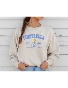 "Sehen Sie elegant und bezaubernd aus in diesem Disney's ""Cinderella"" bedruckten Sweatshirt oder Hoodie mit Rundhalsausschnitt." Dieses wunderliche Shirt verfügt über ein wunderschönes Design, das von der berühmten Disney-Prinzessin Cinderella inspiriert wurde. Perfekt für Fans von Märchen und Disney-Klassikern, ist dieses Hemd ein Muss, um Ihrer alltäglichen Garderobe einen Hauch von Magie zu verleihen. Hergestellt aus weichem, hochwertigem Stoff, werden Sie den ganzen Tag bequem und stilvoll Cinderella, Gender Neutral, Adult Outfits, Disney, Sweatshirts, Clothes