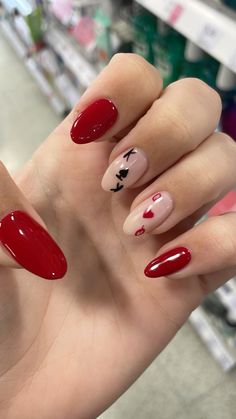 Vegas nail art 💅 Simple Las Vegas Nails, Halloween Queen Of Hearts Nails, Cute Nails For Vegas, Funky Heart Nails, Halloween Nails Queen Of Hearts, Heart Card Nails, Los Vegas Nails, 21st Birthday Nails Ideas, Queen Of Hearts Inspired Nails