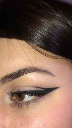 Sharp Eyeliner Aesthetic, Pretty Eyeliner Looks, Eyeliner Aesthetic, Rhinestone Makeup, Learn Makeup, Doll Eye Makeup, Swag Makeup, Eye Makeup Pictures, Makeup Tut