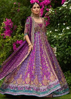 Matching Lehenga, Mehndi Bride, Hanging Tassels, Mehndi Outfit, Bride Photography Poses, Bridal Dresses Pakistan, Normal Clothes, Pakistani Dress, Pakistani Bridal Dresses