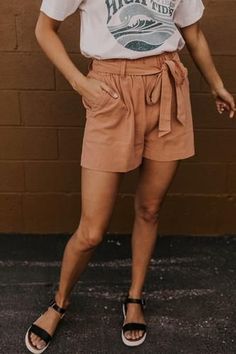 Simple Style Outfits Minimal Classic, Make Up Studio, Trendy Bottoms, Surfer Girl Style, Tie Shorts, Outfit Jeans, Fashion Now, Cute Summer Outfits, Cute Shorts