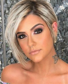 Der Bob-Haarschnitt ist zeitlos schön and verleiht jeder Frau eine elegante und raffinierte Ausstrahlung. Pixie-cut Lang, Shorter Haircuts, Hairstyle Braided, Angled Bob Hairstyles, Braided Hairstyle, Short Bob Haircuts, Chic Hairstyles