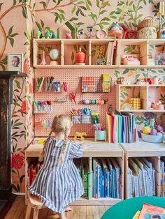 Art Space Kids Room, Kid Desk Organization, Kids Art Desk Ideas, Art Studio In Bedroom, Art Desk Ideas, Pink Craft Room, Kids Art Desk, Pink Pegboard, Kids Desk Ideas