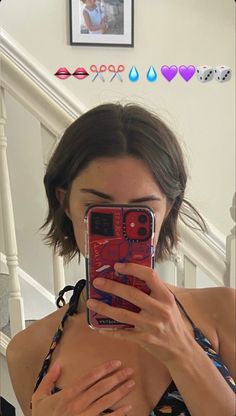 Under Chin Haircut, Short Hair Tucked Behind Ears, Gigi Hadid Short Hair, Short Hair Unstyled, Boyfriend Bob Haircut, Celebs With Short Hair, Short Hair No Bangs