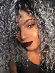 + de 248 Ideias de Cabelo Platinado para sua Inspiração mais plena! #CabeloPlatinado #Platinado #VemVer #VocêVaiAmar! Long Updo, Updo Easy, Quick Curly Hairstyles, Bold Hair Color, Beautiful Gray Hair, Different Hair Colors, Beautiful Curly Hair