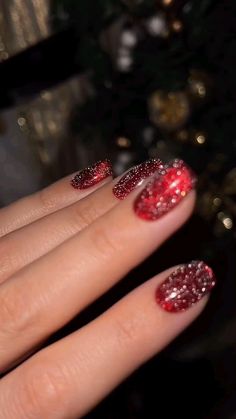 "Express yourself with a stroke of color, where creativity meets fingertips. 💅✨ #NailArtMagic" Reflective Nails, Red Christmas Nails, Christmas Gel Nails, Glass Nails, Cat Eye Nails, Festival Nails, Sparkly Nails, Dipped Nails, Xmas Nails