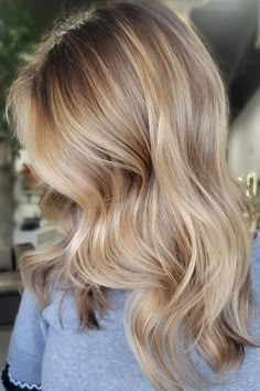 Root Smudge, Warm Blonde Hair, Blonde Lowlights, Hair Color Ideas For Fall, Honey Blonde Hair Color, Golden Blonde Hair, Honey Blonde Hair