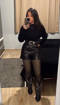 Black Western Outfit, Country Fall Outfits, Cowboy Boot Outfits, Outfit Botas, Cowgirl Boots Outfit, Cowgirl Style Outfits, Country Style Outfits, Mode Zara, Western Wear Outfits