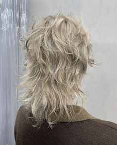 Extremely Layered Hair Medium, Metal Haircuts Women, White Shaggy Hair, Choppy Blonde Hair, Wavy White Hair, White Mullet, Messy Blonde Hair, Short Grunge Hair, Dyed Hair Inspiration