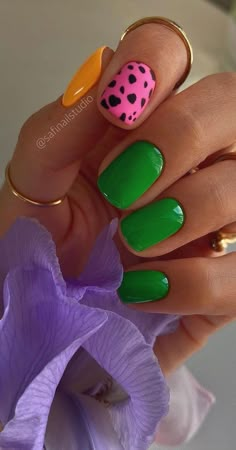 22. Pink Print and Green Nails I can’t tell you how much I love neutral nude nails but I also love to try out... Unghie Sfumate, Cute Gel Nails, Short Haircut, Nail Art Ideas, Minimalist Nails, Funky Nails, Summer Nail, Dope Nails